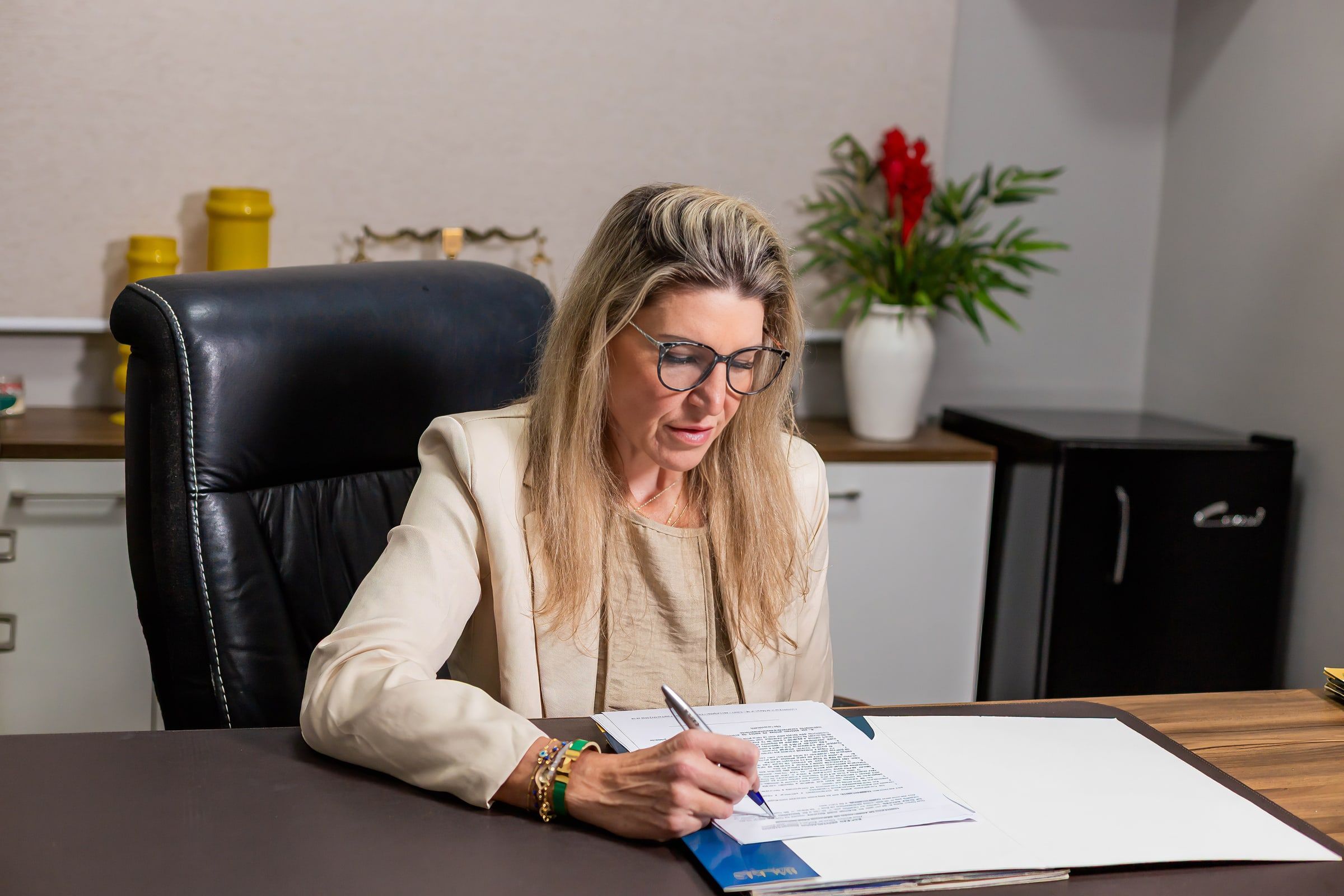 Elisa Backes analisa documentos de um benefício previdenciário em sua mesa