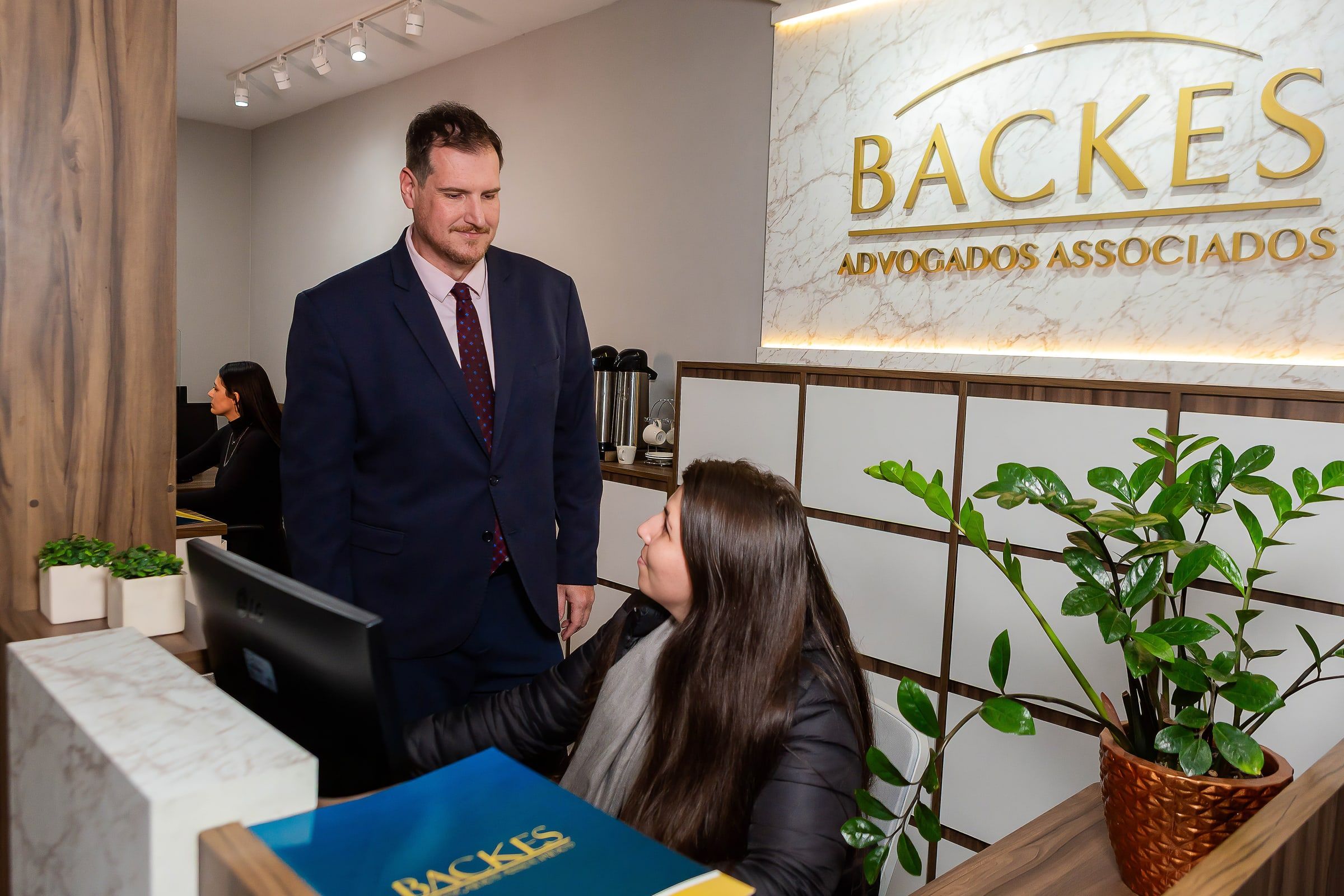 Recepção da Backes Advogados Associados, com o letreiro do escritório